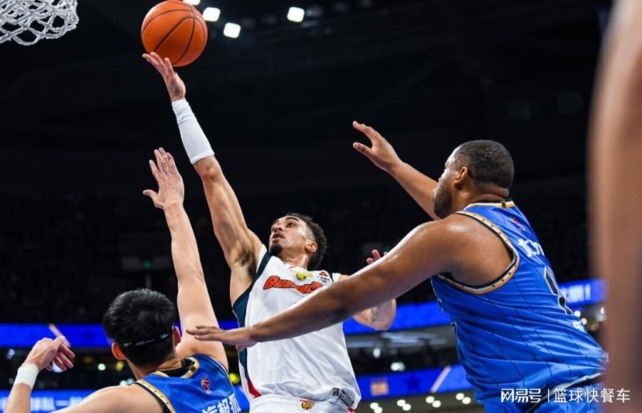 九游娱乐-狂轰64分17板11助！奎因这两战杀红眼：广东下赛季该提前续约他